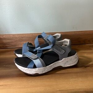 Taos sandals size 8 blue and grey good condition, brand new, never worn
